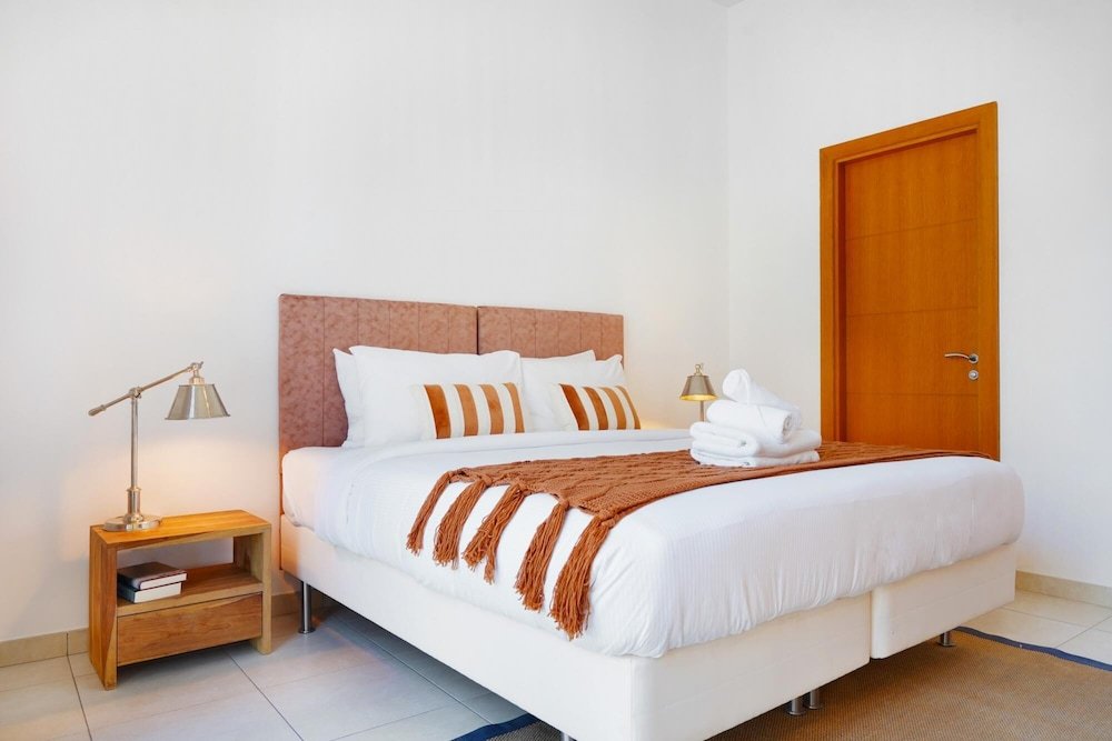Дубай: Modern and Airy 2BR in Palm Jumeirah