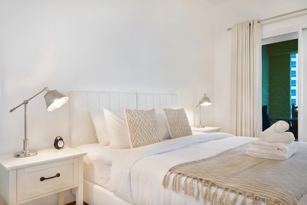 Дубай: Modern and Airy 2BR in Palm Jumeirah