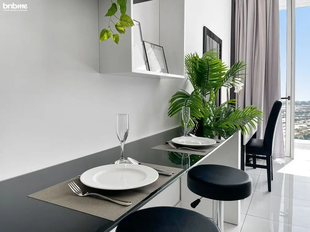 Дубай: Elegant Studio Golf Course View Bnbmehomes