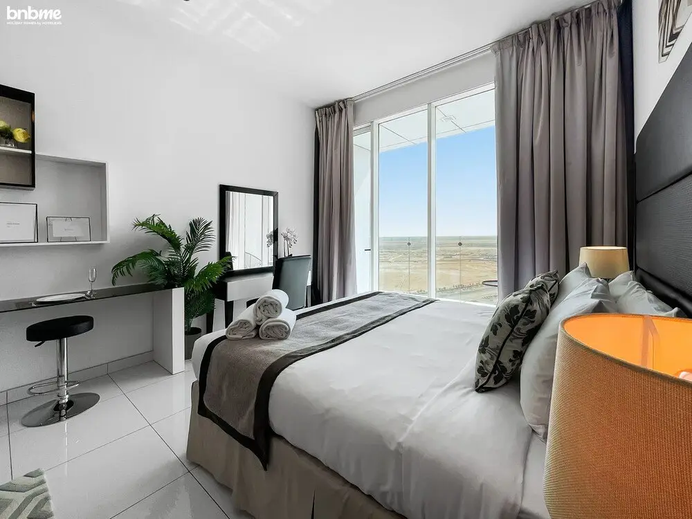 Дубай: Elegant Studio Golf Course View Bnbmehomes