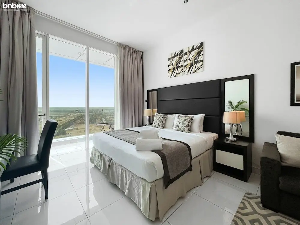 Дубай: Elegant Studio Golf Course View Bnbmehomes