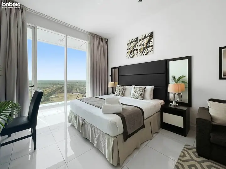 Дубай: Elegant Studio Golf Course View Bnbmehomes