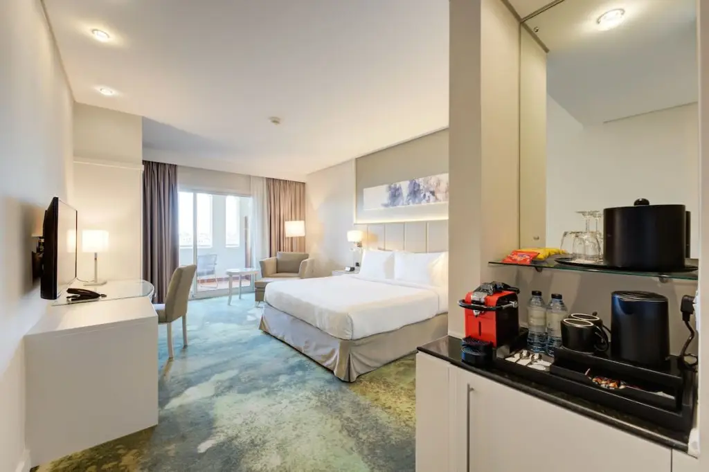 Дубай: Copthorne Lakeview Hotel, Green Community