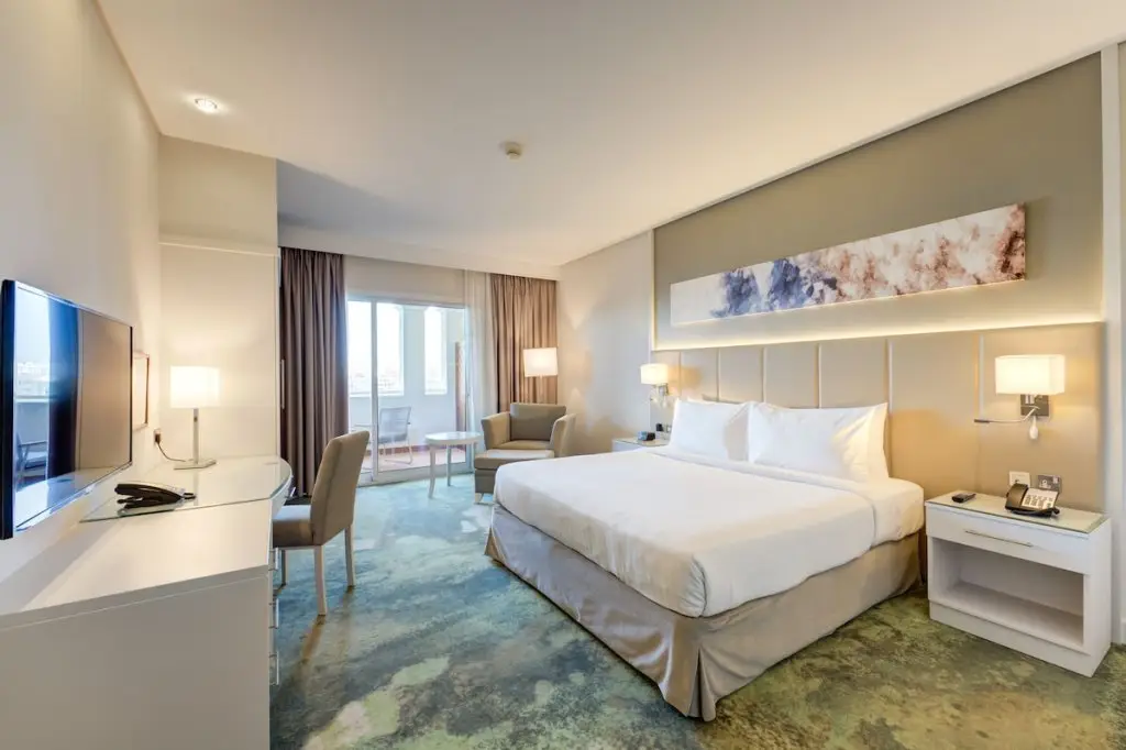 Дубай: Copthorne Lakeview Hotel, Green Community