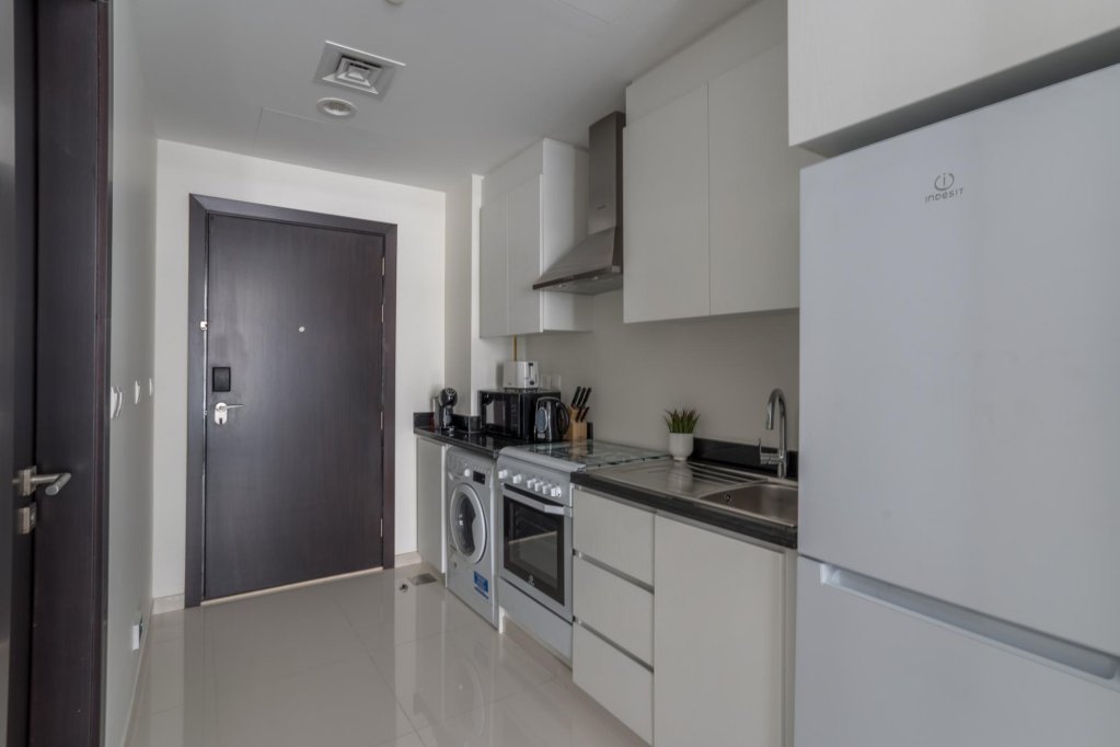 Дубай: Stuning studio with balcony in Damac Celestia