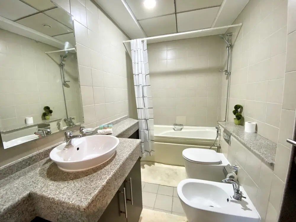Дубай: Luxury 2BR Apartment with partial Marina views