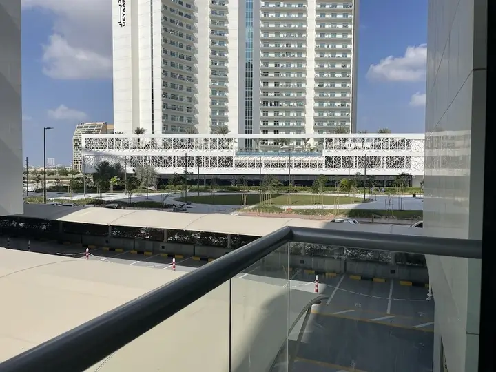 Дубай: Luxurious and Spacious One-bedroom Apartment in the Heart of Dubai