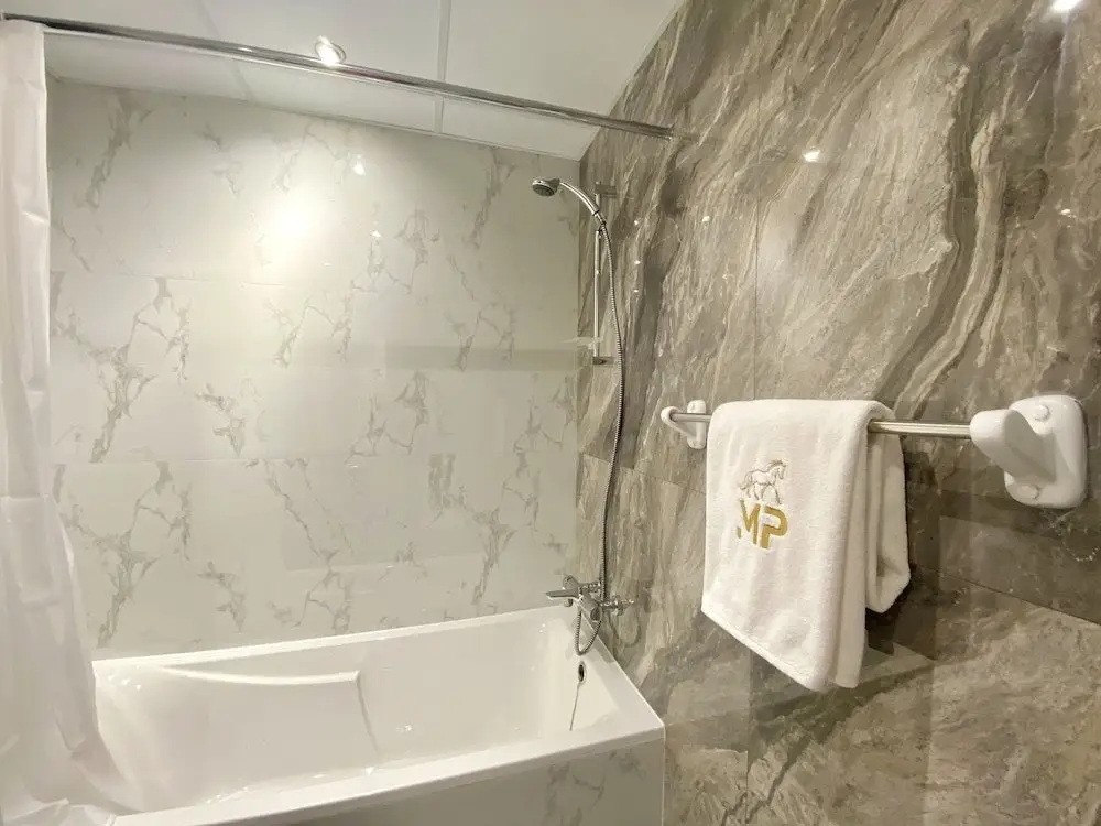 Дубай: Marco Polo - Elegant Studio with Burj Khalifa Views & Balcony