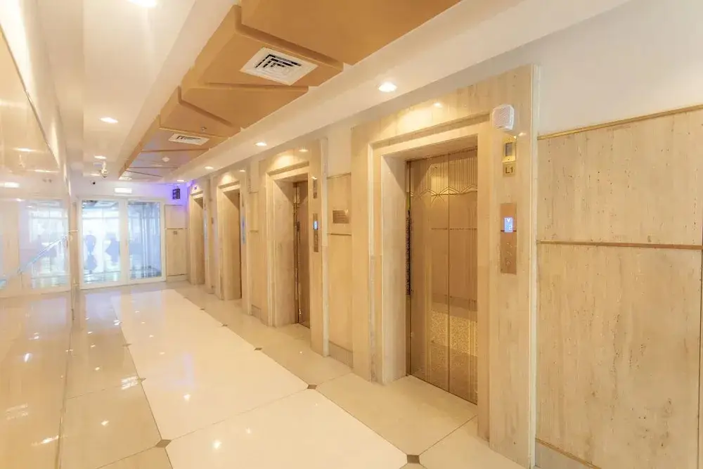 Дубай: Casual apt steps city stadium with gym