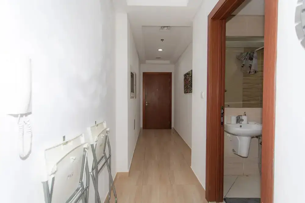 Дубай: Cozy studio steps from city stadium