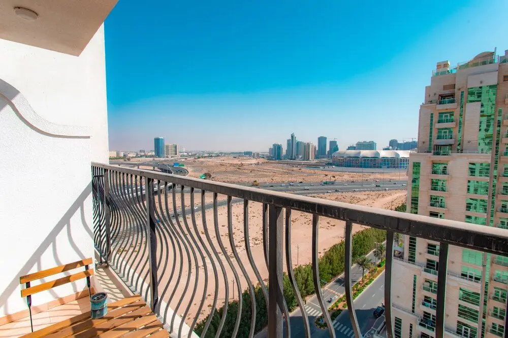 Дубай: Travertine studio with stadium views