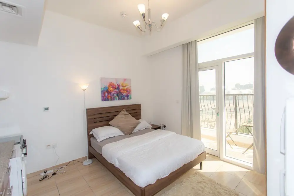 Дубай: Secluded studio steps from sports city