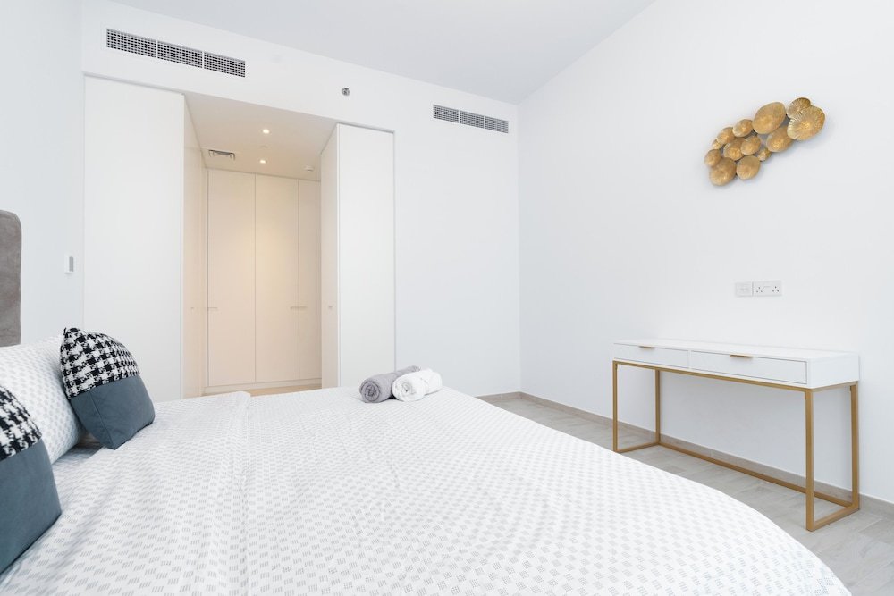 Дубай: Whitesage - Chic Home in the Heart of JVC with Designer Pool