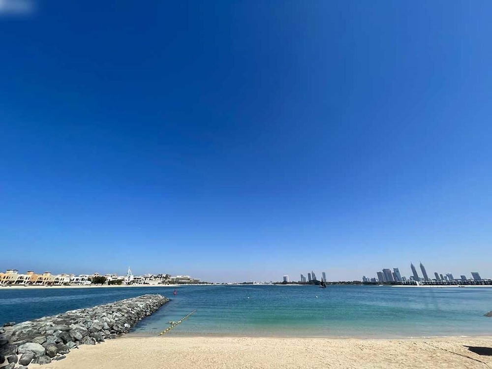 Дубай: Lux 1 BR Pvt Beach Palm by Bnbme Homes