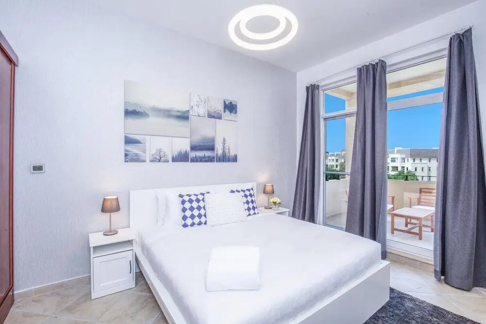 Дубай: 1 BR w Pool Motor-sport Themed apt