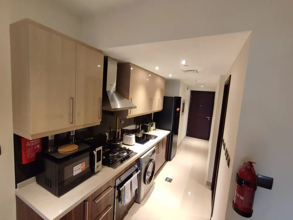 Дубай: Whitesage - Sleek Studio With Canal View Near Metro
