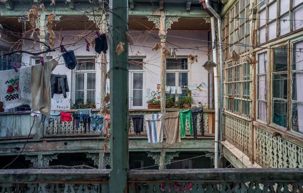 Тбилиси: Pirosmani Courtyard next to Fabrika