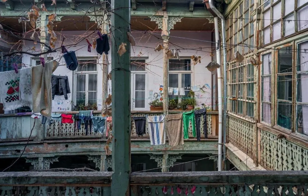Тбилиси: Pirosmani Courtyard next to Fabrika