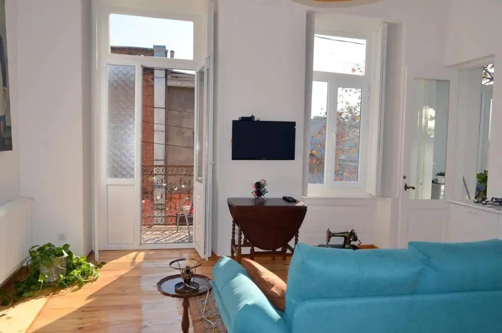 Тбилиси: Pirosmani Courtyard next to Fabrika