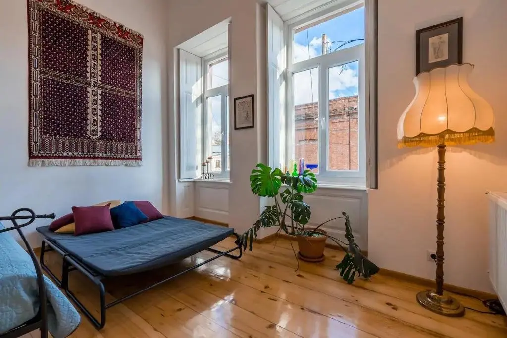Тбилиси: Pirosmani Courtyard next to Fabrika