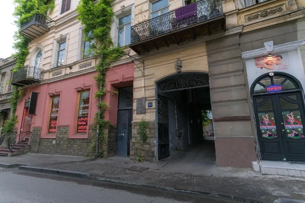 Тбилиси: Georgian courtyard apartment