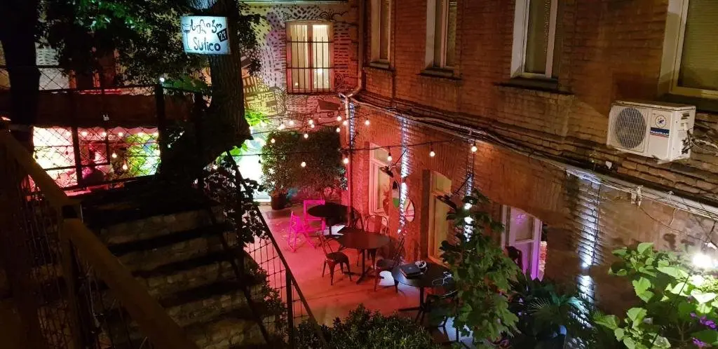 Тбилиси: Georgian courtyard apartment