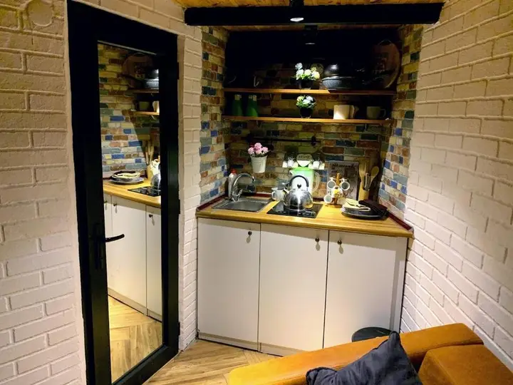 Тбилиси: Tiny Apartment in Italian Courtyard