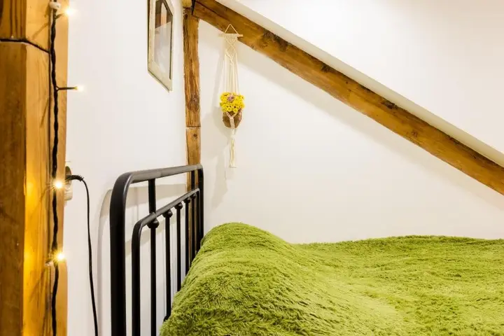 Тбилиси: Retro-House with Courtyard and Terrace in Historic Downtown Near Baths, Events Welcome