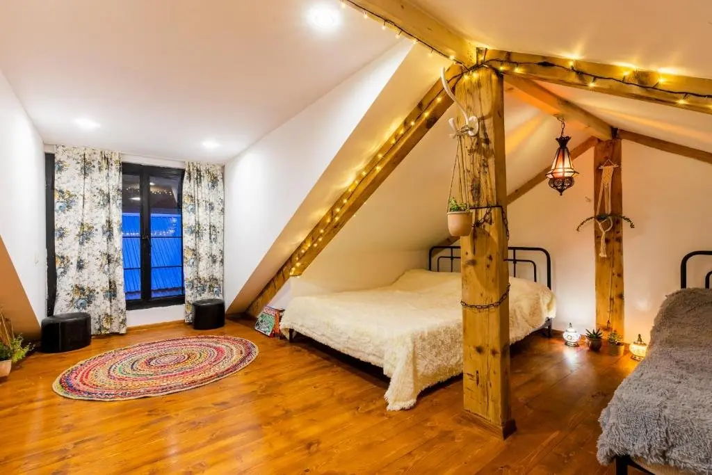 Тбилиси: Retro-House with Courtyard and Terrace in Historic Downtown Near Baths, Events Welcome