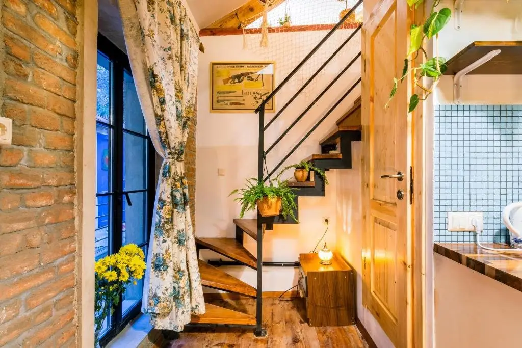 Тбилиси: Retro-House with Courtyard and Terrace in Historic Downtown Near Baths, Events Welcome