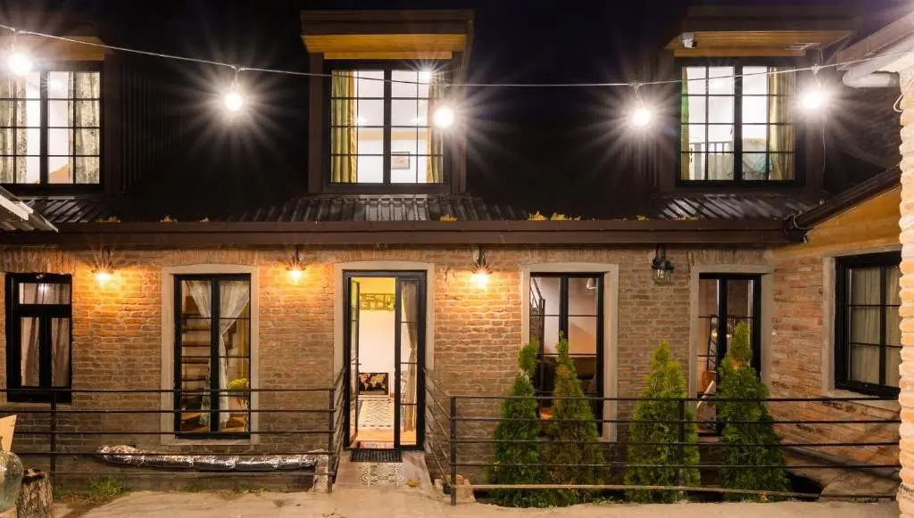 Тбилиси: Retro-House with Courtyard and Terrace in Historic Downtown Near Baths, Events Welcome