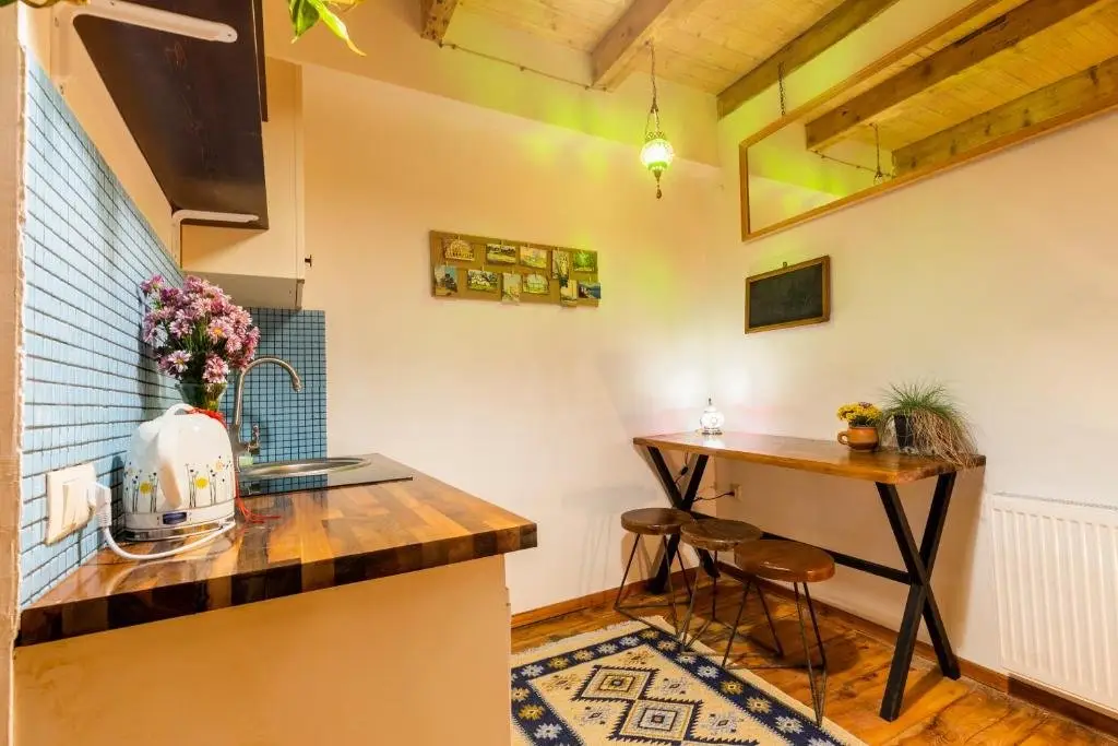 Тбилиси: Retro-House with Courtyard and Terrace in Historic Downtown Near Baths, Events Welcome