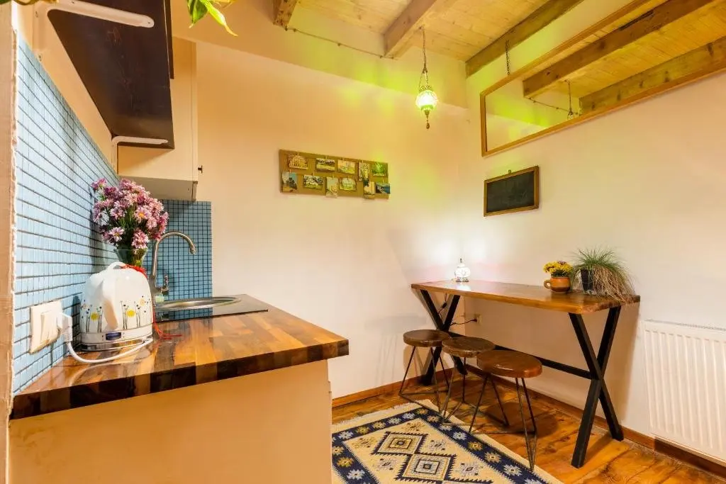 Тбилиси: Retro-House with Courtyard and Terrace in Historic Downtown Near Baths, Events Welcome
