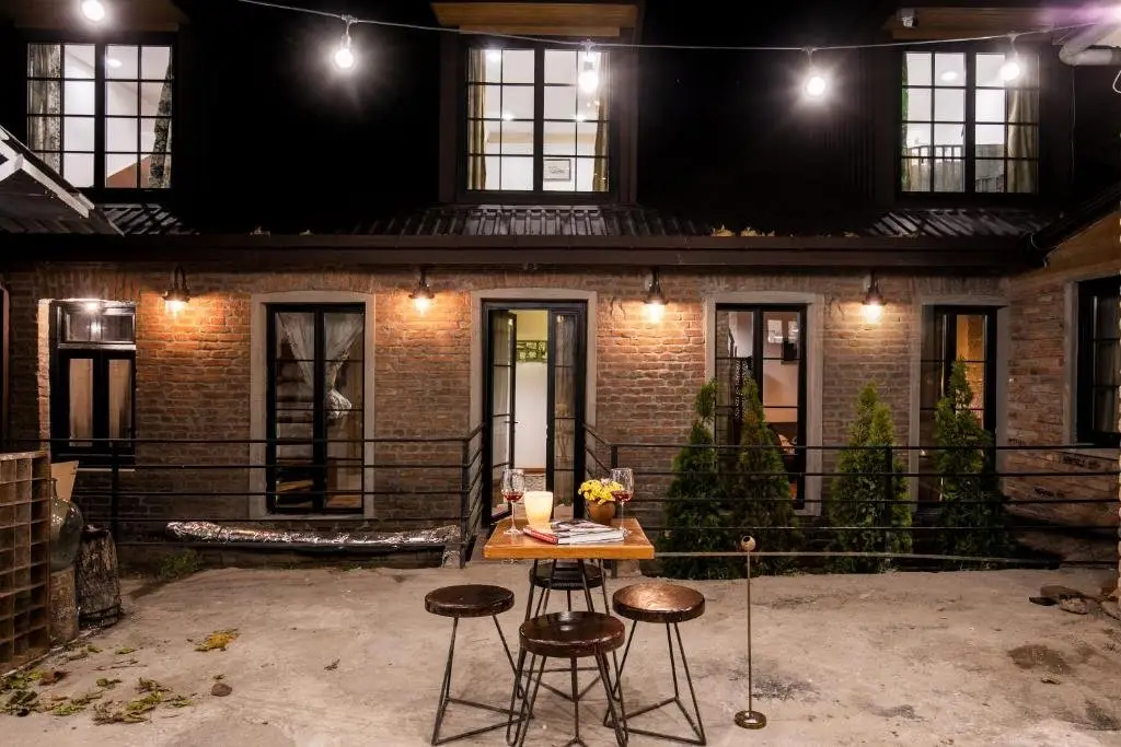 Тбилиси: Retro-House with Courtyard and Terrace in Historic Downtown Near Baths, Events Welcome