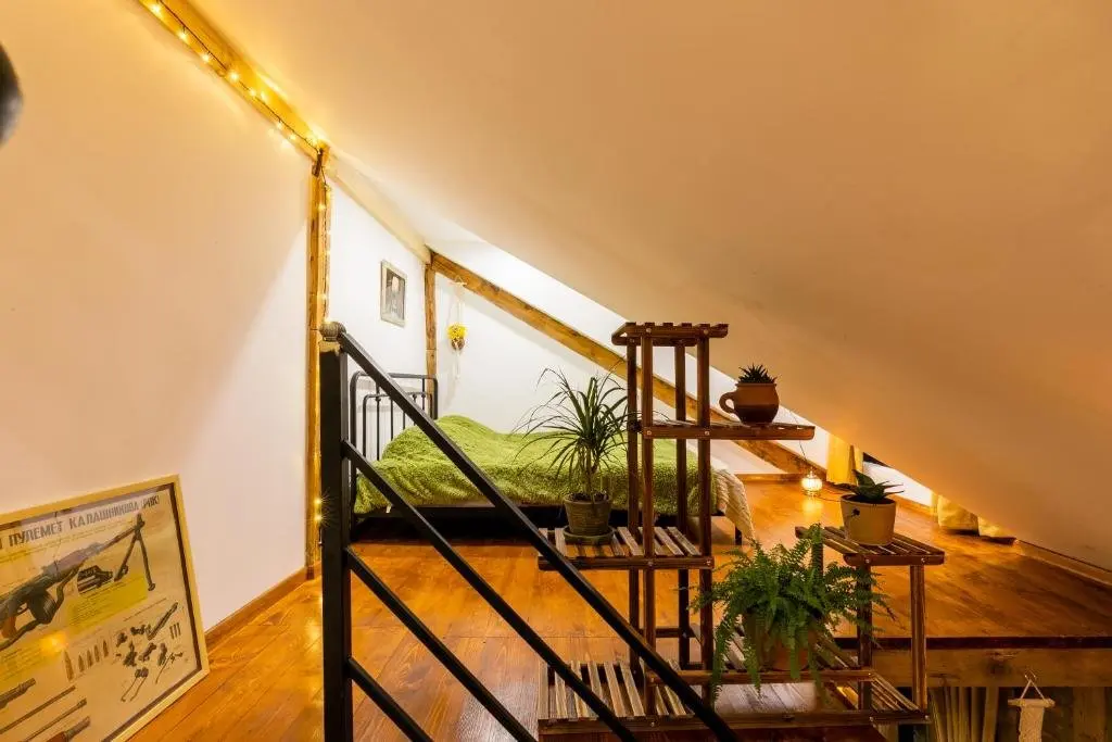 Тбилиси: Retro-House with Courtyard and Terrace in Historic Downtown Near Baths, Events Welcome