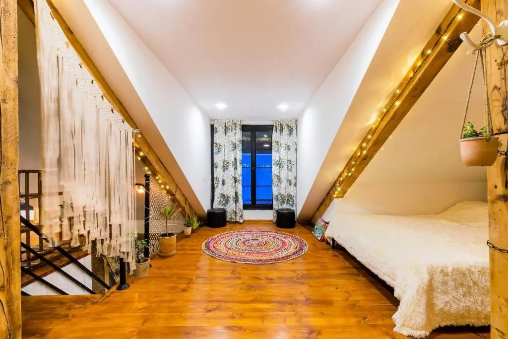 Тбилиси: Retro-House with Courtyard and Terrace in Historic Downtown Near Baths, Events Welcome