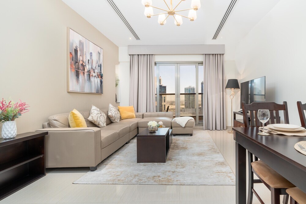 Whitesage - Spacious Apartment with Balcony Near Metro Station — фото 1