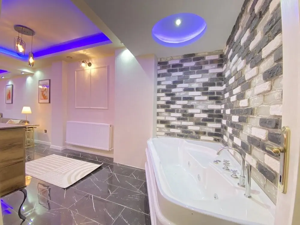 Refreshing Duplex Flat With Jacuzzi in Sisli — фото 1