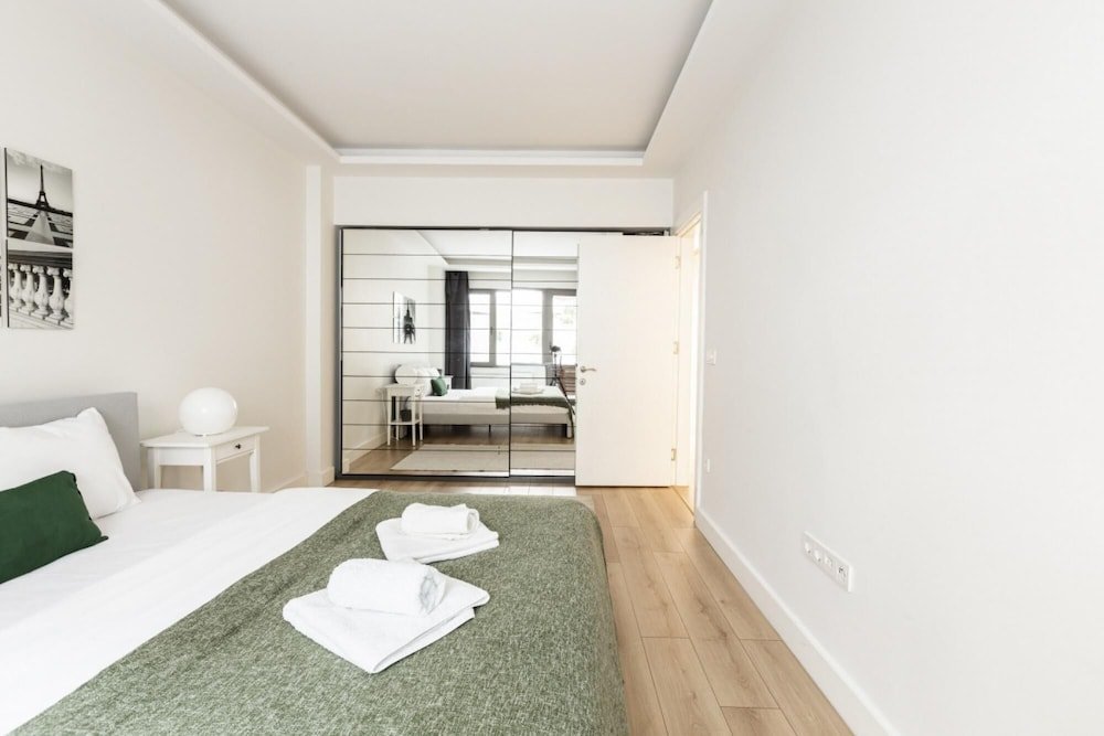 Стамбул: Sleek and Central Flat With Backyard in Besiktas