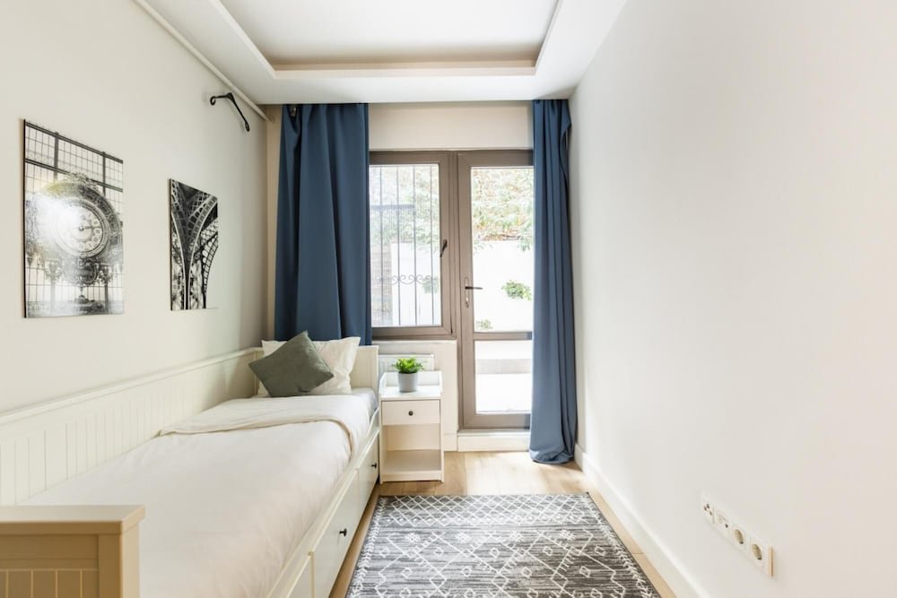 Стамбул: Sleek and Central Flat With Backyard in Besiktas