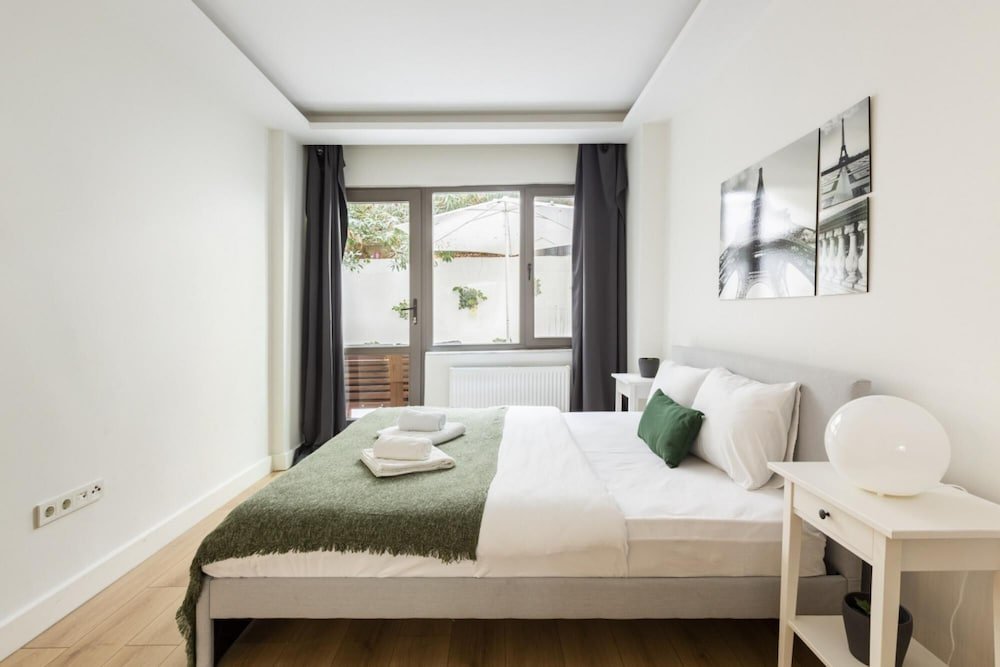 Стамбул: Sleek and Central Flat With Backyard in Besiktas