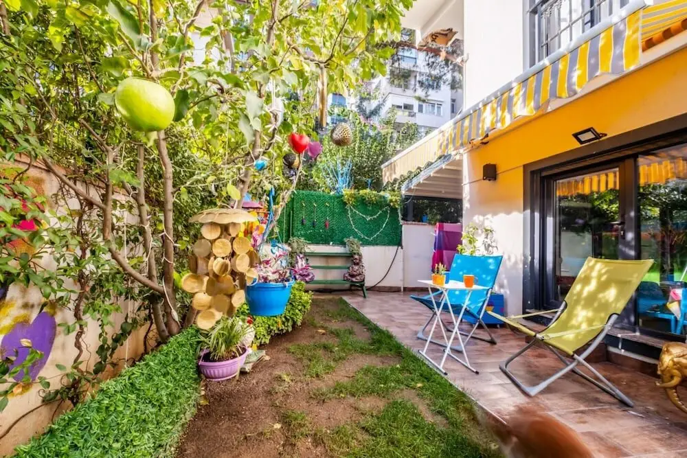 Стамбул: Flat With Rainbow Themed Design in Goztepe