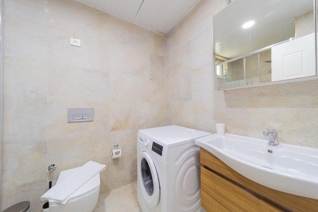 Анталья: Comfortable Home Near Beach w Balcony in Antalya