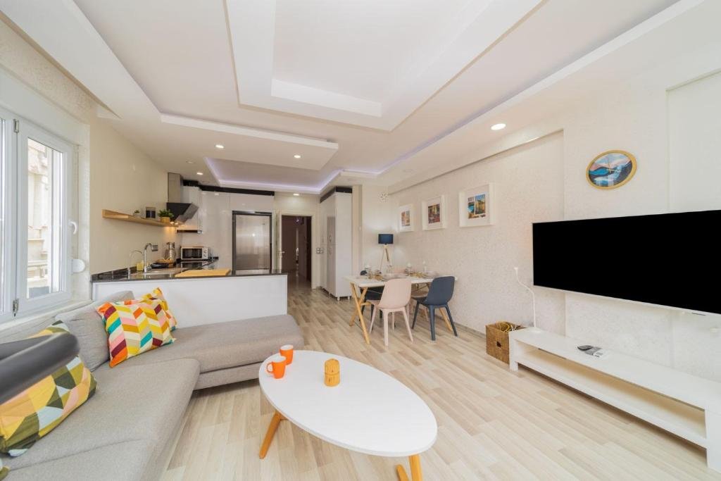 Анталья: Comfortable Home Near Beach w Balcony in Antalya