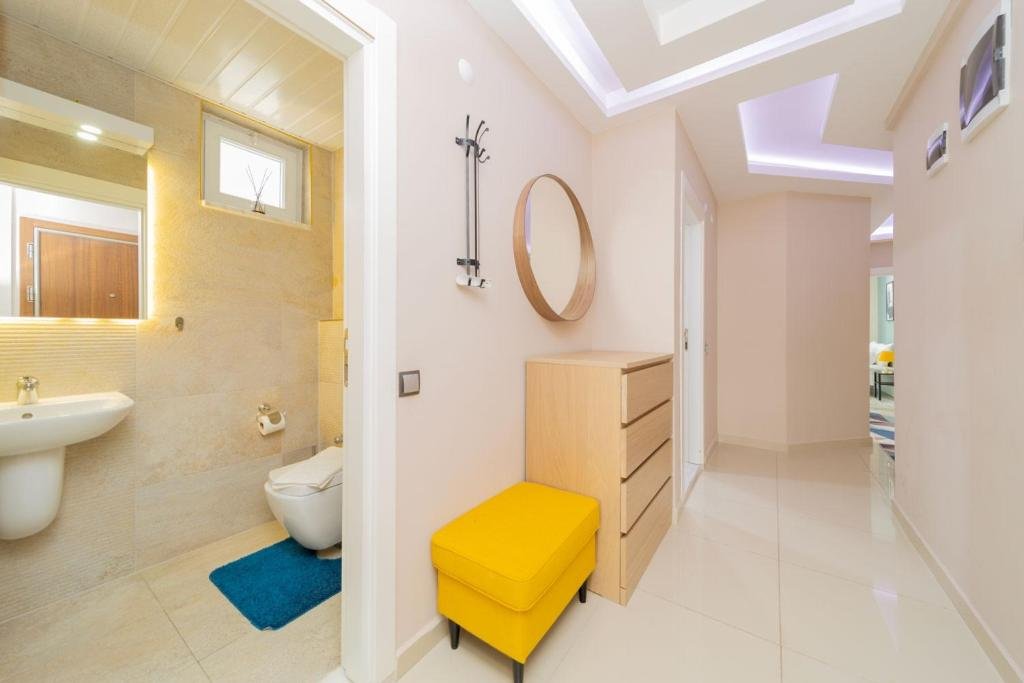 Анталья: Comfortable Home Near Beach w Balcony in Antalya