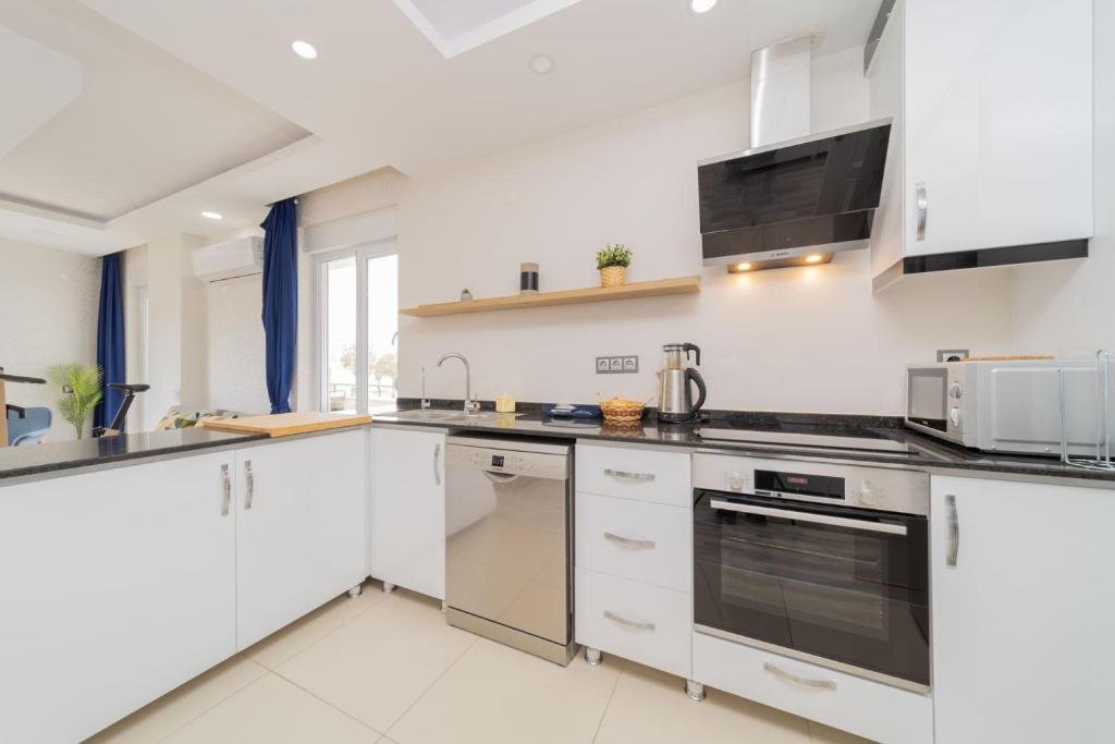 Анталья: Comfortable Home Near Beach w Balcony in Antalya
