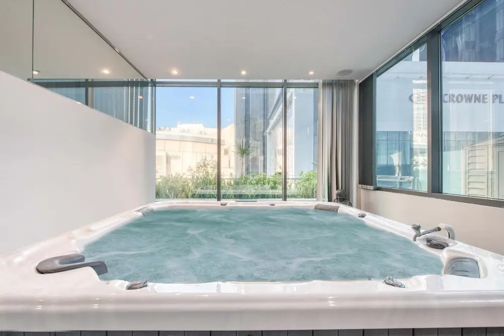 Дубай: Luxury Apt w Private Jacuzzi Overlooking the Water