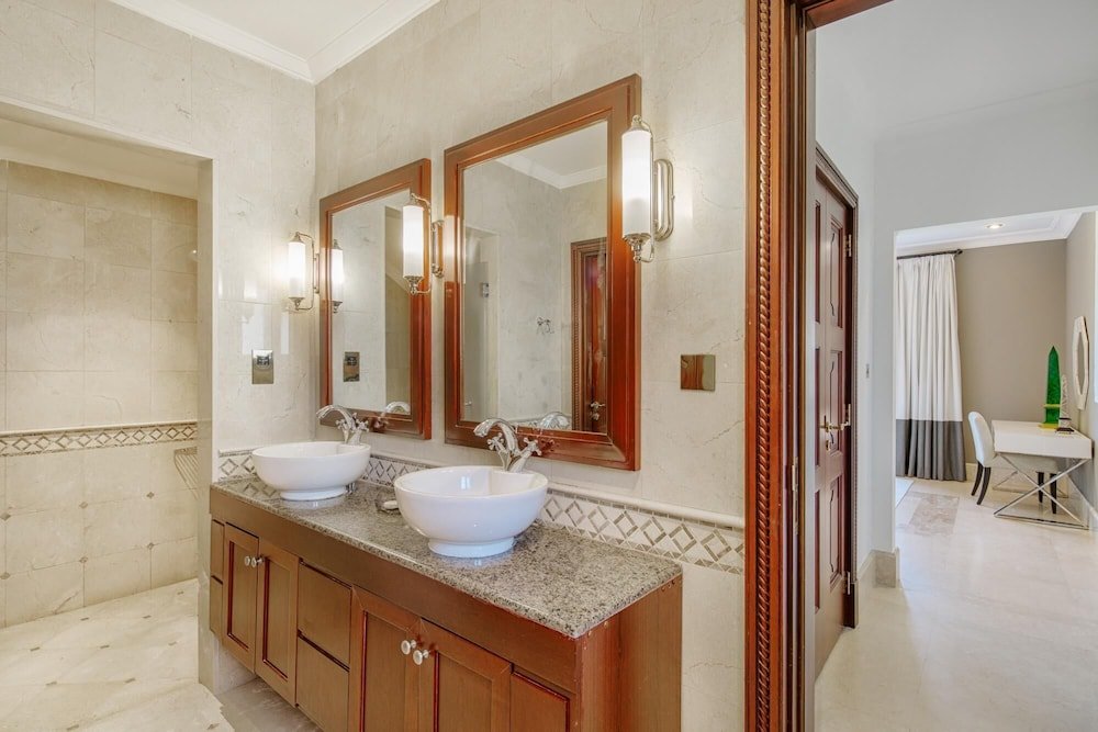Дубай: Palm Jumeirah Beach Front XL Villa w Prvt Pool