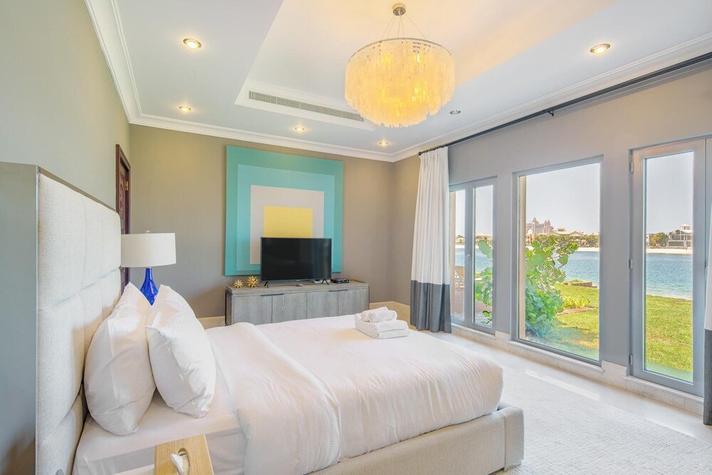 Дубай: Palm Jumeirah Beach Front XL Villa w Prvt Pool