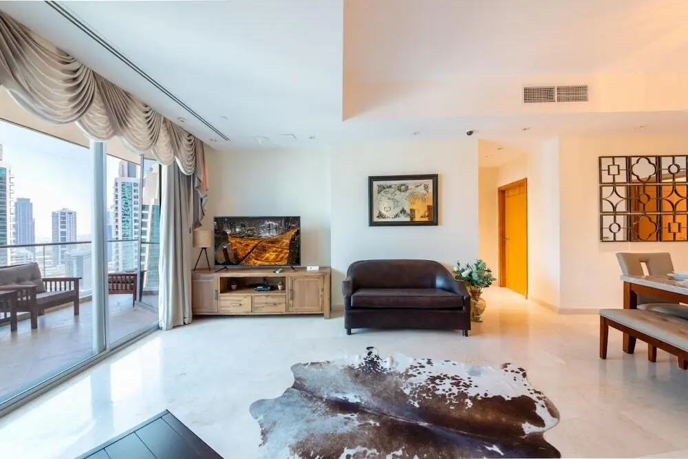 Дубай: Maison Privee - Spacious Apt with Beach, Pool and Marina Access